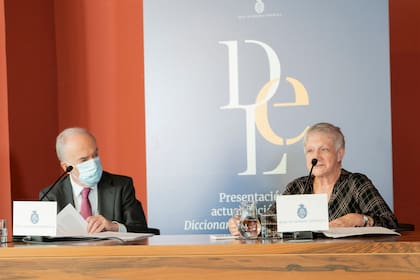 Santiago Muñoz Machado, director de la Real Academia Española, junto a Paz Battaner, directora del "Diccionario de la lengua española", hoy, en la presentación de esta actualización del tesoro lexicográfico