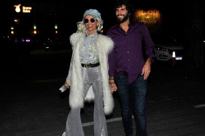 Paz Cornu, con un look muy glam, acompañada por su marido Diego Orden