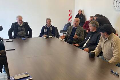 Pazo junto a funcionarios del gobierno provincial y dirigentes ruralistas