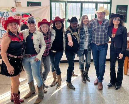 Pazo y su grupo de line dance, con la ropa tipica del baile