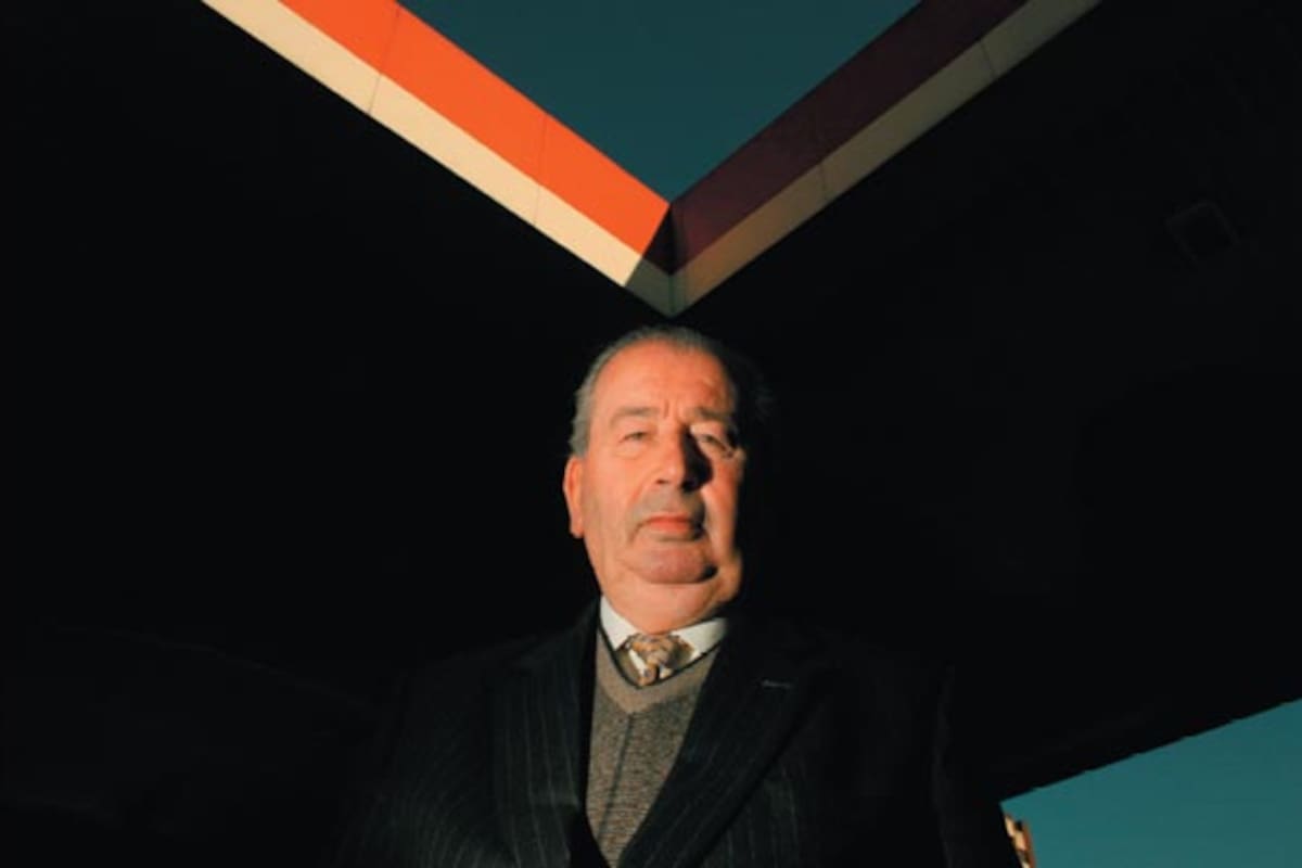 Pcia. de Buenos Aires. Julio de 2005. Julio Grondona, presidente de la Asociación de Fútbol Argentino (AFA), en su estación de servicio
en Avellaneda