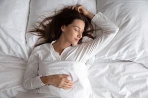 La posición para dormir que podría generarte problemas de salud