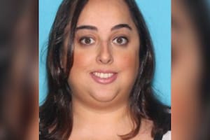 Peaches Stergo, de 36 años, llevaba una vida de lujos a expensas de un hombre de 87 años a quien había conocido en una aplicación de citas