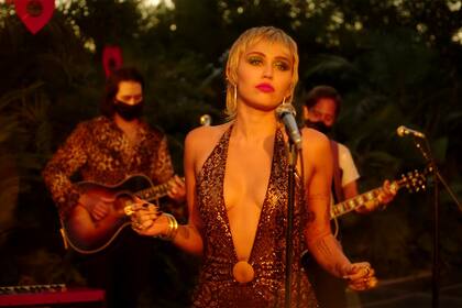 Miley Cyrus, acústica, desde el "patio de casa" y en plena pandemia