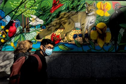 Peatones caminan en Santiago de Chile, el país más avanzado con la vacunación
