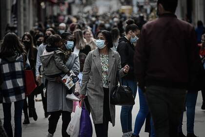 Peatones en Burdeos, Francia