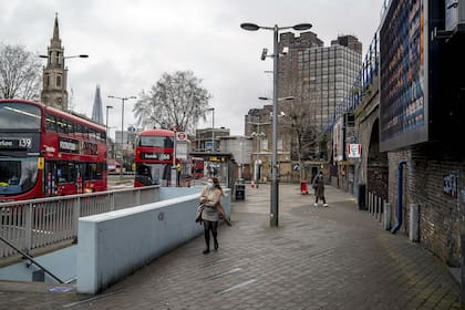 Peatones en Londres el martes 5 de enero de 2021, el primer día del tercer cierre de Gran Bretaña