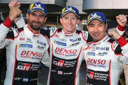 Pechito López celebra con Conway y Kobayashi la victoria en Shanghai