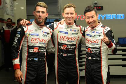 Pechito López con sus compañeros del Toyota N° 7: el británico Mike Conway y el japonés Kamui Kobayashi