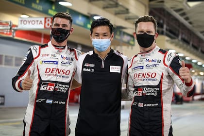 Pechito López, junto a sus compañeros de tripulación Kamui Kobayashi y Mike Conway; los tres son campeones mundiales de Resistencia, con Toyota.