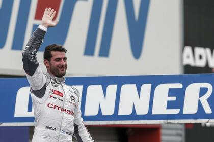 Pechito ya acaricia el bicampeonato en el WTCC