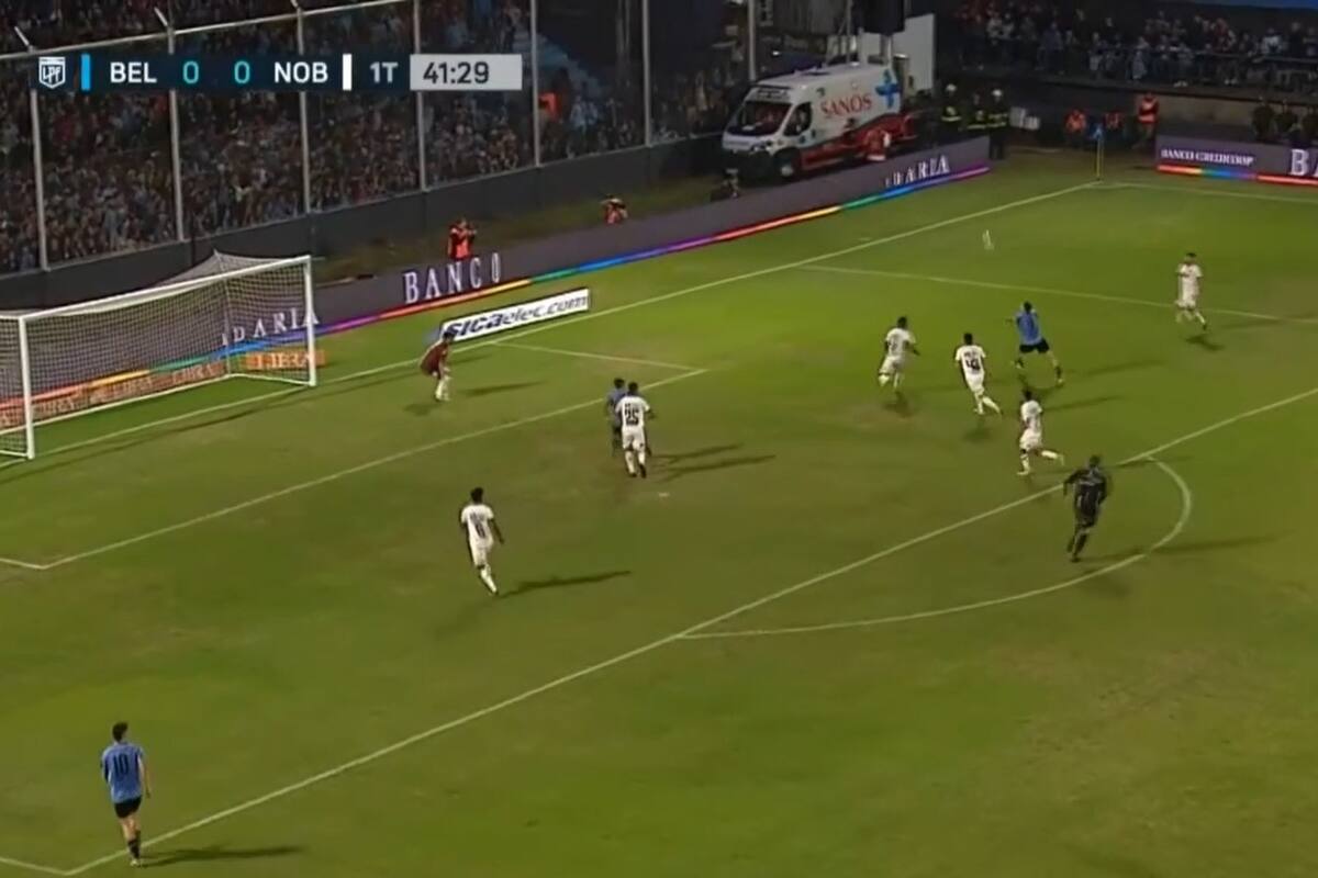 Pecho y... Vegetti está a punto de marcar un golazo para Belgrano ante Newell's