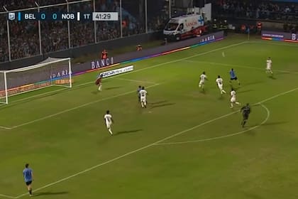 Pecho y... Vegetti está a punto de marcar un golazo para Belgrano ante Newell's