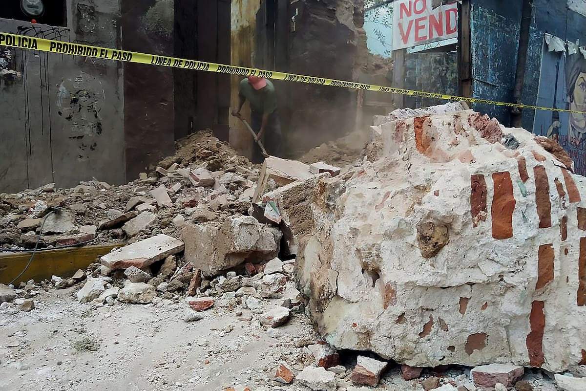 Pedazos de escombro de un muro que cayó durante el terremoto en Oaxaca