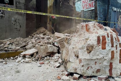 Pedazos de escombro de un muro que cayó durante el terremoto en Oaxaca
