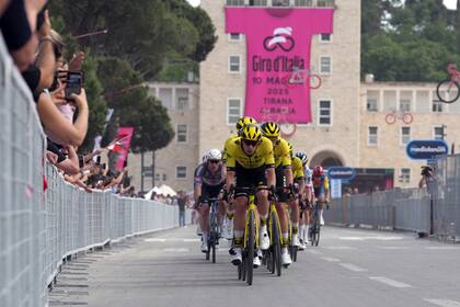 Pedersen gana etapa inicial del Giro de Italia en Albania. Venezolano Aular llega tercero