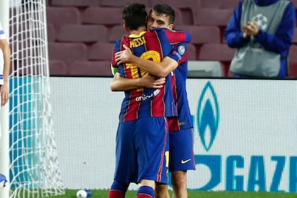 Pedri, el jovencito de Barcelona que anotó su primer gol con esa camiseta y es felicitado por Lionel Messi.