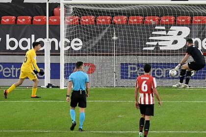 Pedri, de cabeza, marcó el primer gol de Barcelona ante Athletic Bilbao