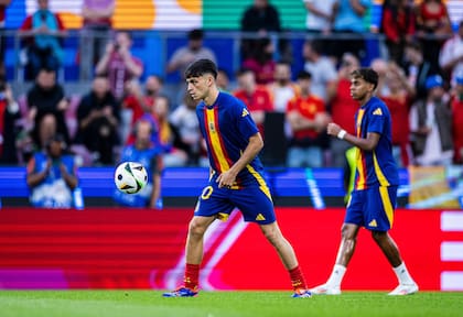 Pedri en la entrada en calor de España en el campo de juego