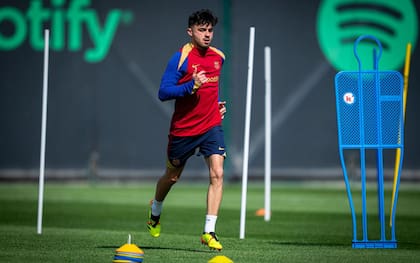 Pedri, quien ingresó en el complemento en el duelo de ida, sería titular este martes ante PSG