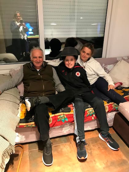 Pedrito, con el abuelo Alberto Pedro y con su hermana Pampa