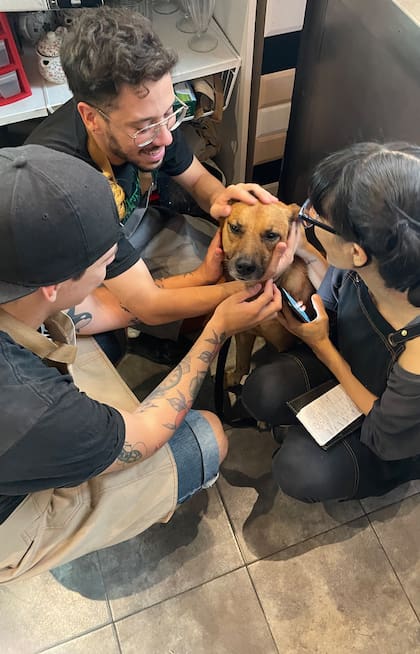 Pedrito con los empleados de la heladería.