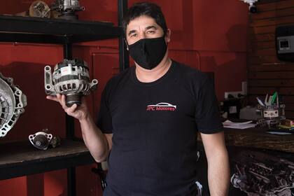 Pedro (47). Ocupación: Venta de motores. ¿Qué es lo que más te gusta del oficio? “Me gusta solucionarles los problemas a las personas con repuestos que provienen de los desarmaderos legales, que son más baratos que comprar nuevos”.