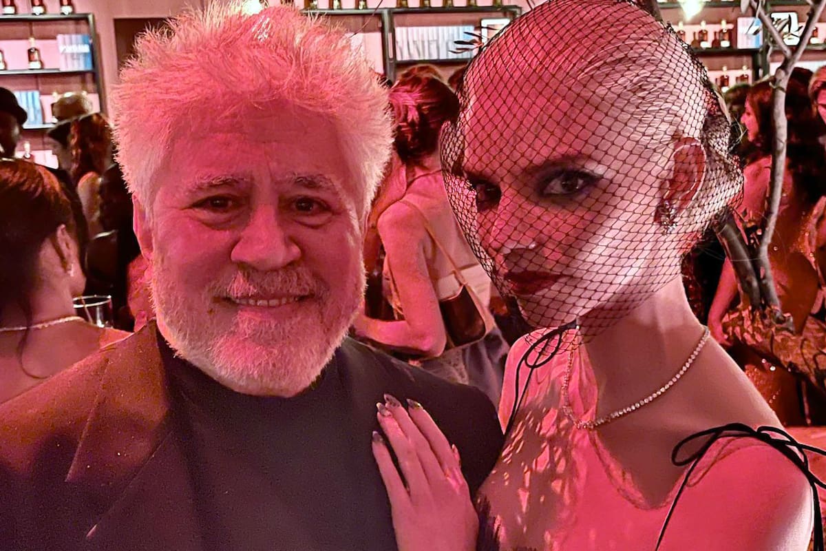 Pedro Almodovar junto a Anya Taylor-Joy.