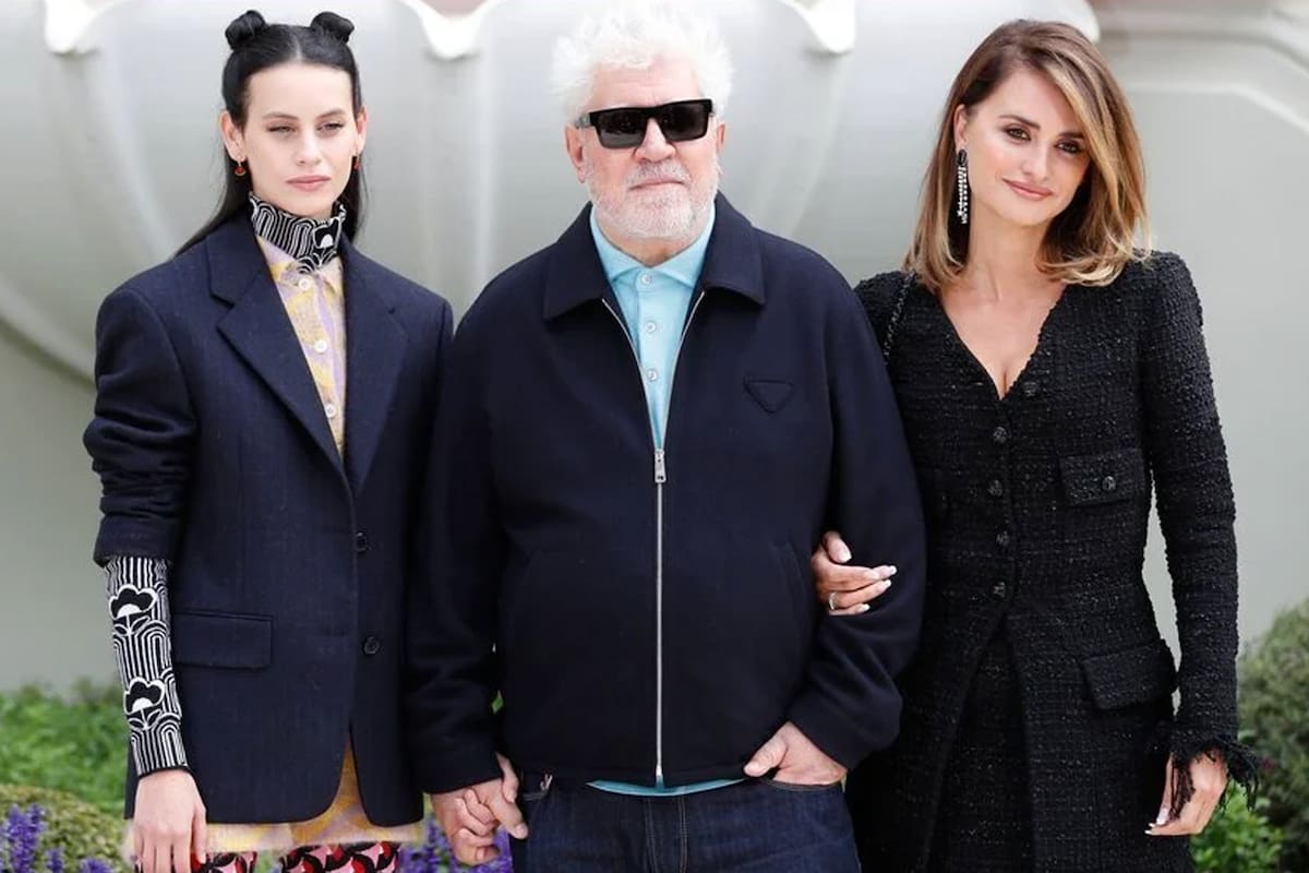 Pedro Almodóvar, Penélope Cruz, Milena Smit y la urgencia de una película como Madres paralelas