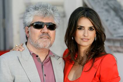 Pedro Almodóvar, tras la polémica censura del afiche de su nuevo film: “Por mucha información que posea el algoritmo, nunca tendrá corazón”