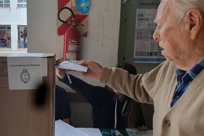 Pedro Andrusiak tiene 100 años, fue a votar en San Martín y conmovió a todos