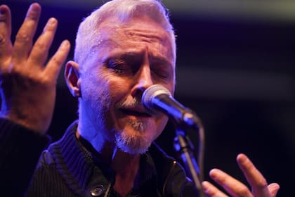 Pedro Aznar leyó poemas y cantó a capella