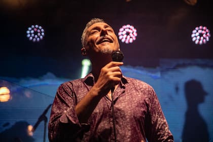 Pedro Aznar realiza alrededor de 100 conciertos por año. En tiempos de pandemia, se dedicó a comunicarse con sus seguidores a través de la virtualidad