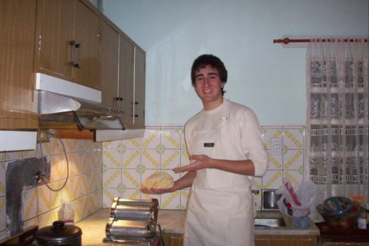 Pedro Bargero en sus comienzos, en la cocina de su casa, la primera vez que hizo pastas caseras