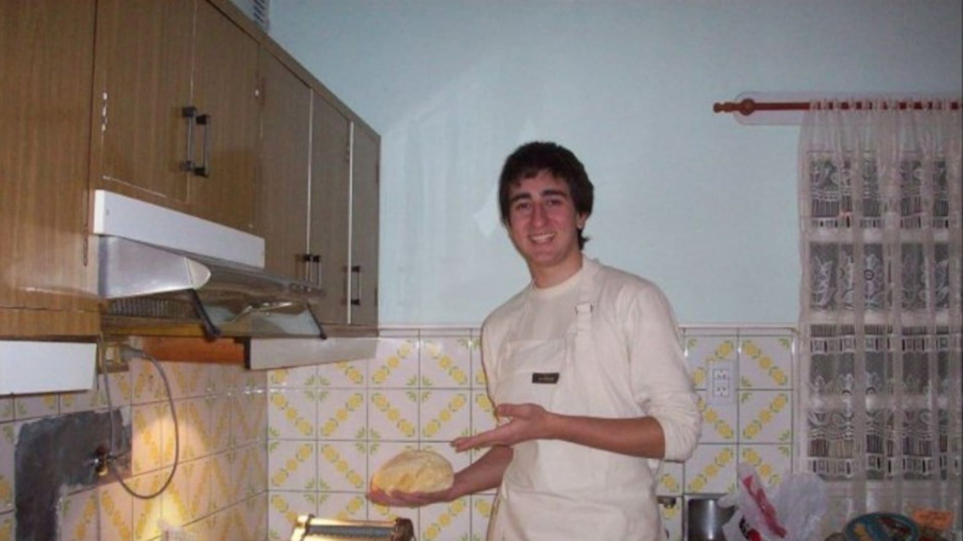 Pedro Bargero en sus comienzos, en la cocina de su casa, la primera vez que hizo pastas caseras