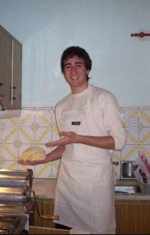 Pedro Bargero en sus comienzos, en la cocina de su casa, la primera vez que hizo pastas caseras