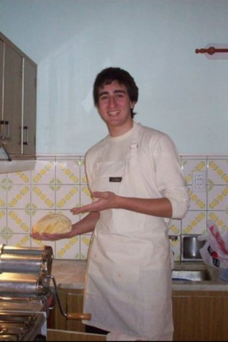 Pedro Bargero en sus comienzos, en la cocina de su casa, la primera vez que hizo pastas caseras