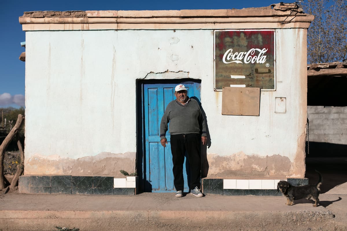 Para llegar al pueblo salteño de Santa Victoria hay que atravesar un abra de 4.500 metros y se vuelve a descender por un serpenteante camino de cornisa hasta encontrar sus casas blancas colgadas de paredes acantiladas