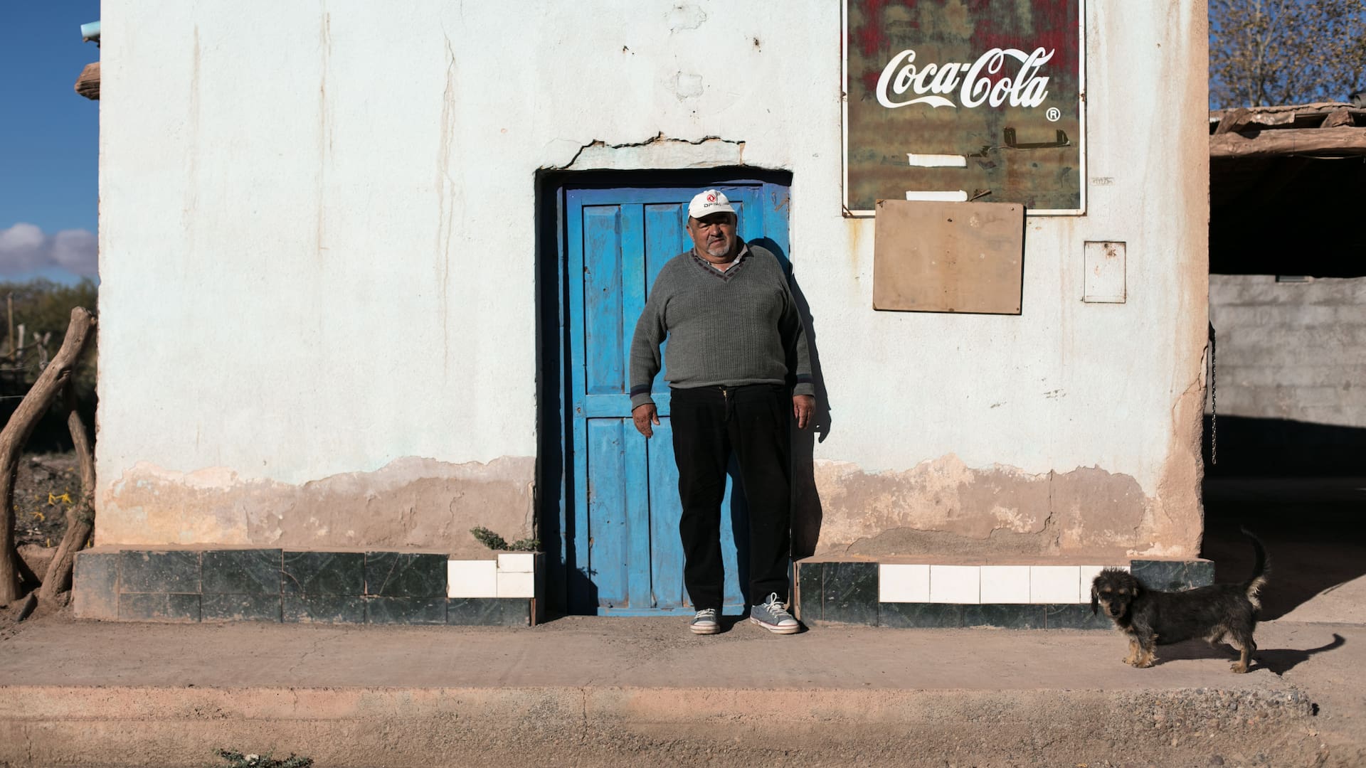 Para llegar al pueblo salteño de Santa Victoria hay que atravesar un abra de 4.500 metros y se vuelve a descender por un serpenteante camino de cornisa hasta encontrar sus casas blancas colgadas de paredes acantiladas