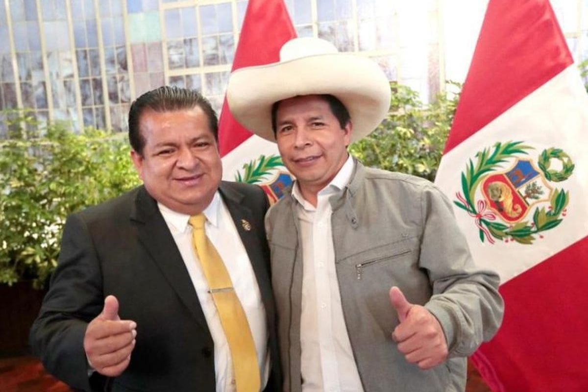 Pedro Castillo junto a Bruno Pacheco, el exfuncionario que enfrenta un doble frente judicial