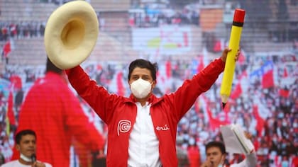 Pedro Castillo siempre lleva un sombrero de paja de ala ancha y un lápiz