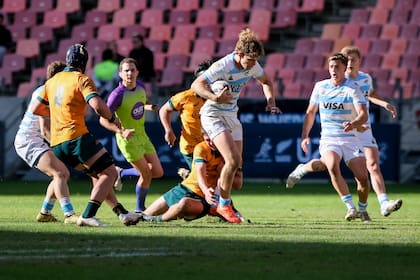 Pedro Coll, centro de buena talla, en un ataque contra Australia; ese partido fue el más parejo del Championship, pero también terminó en derrota (40-36).