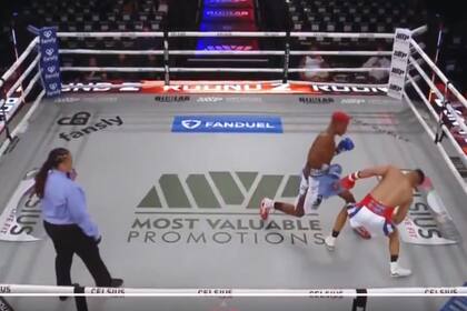 Pedro Da Silva Conceicao ya golpeó a Renny Viamonte y el cubano comienza a caer sin oposición