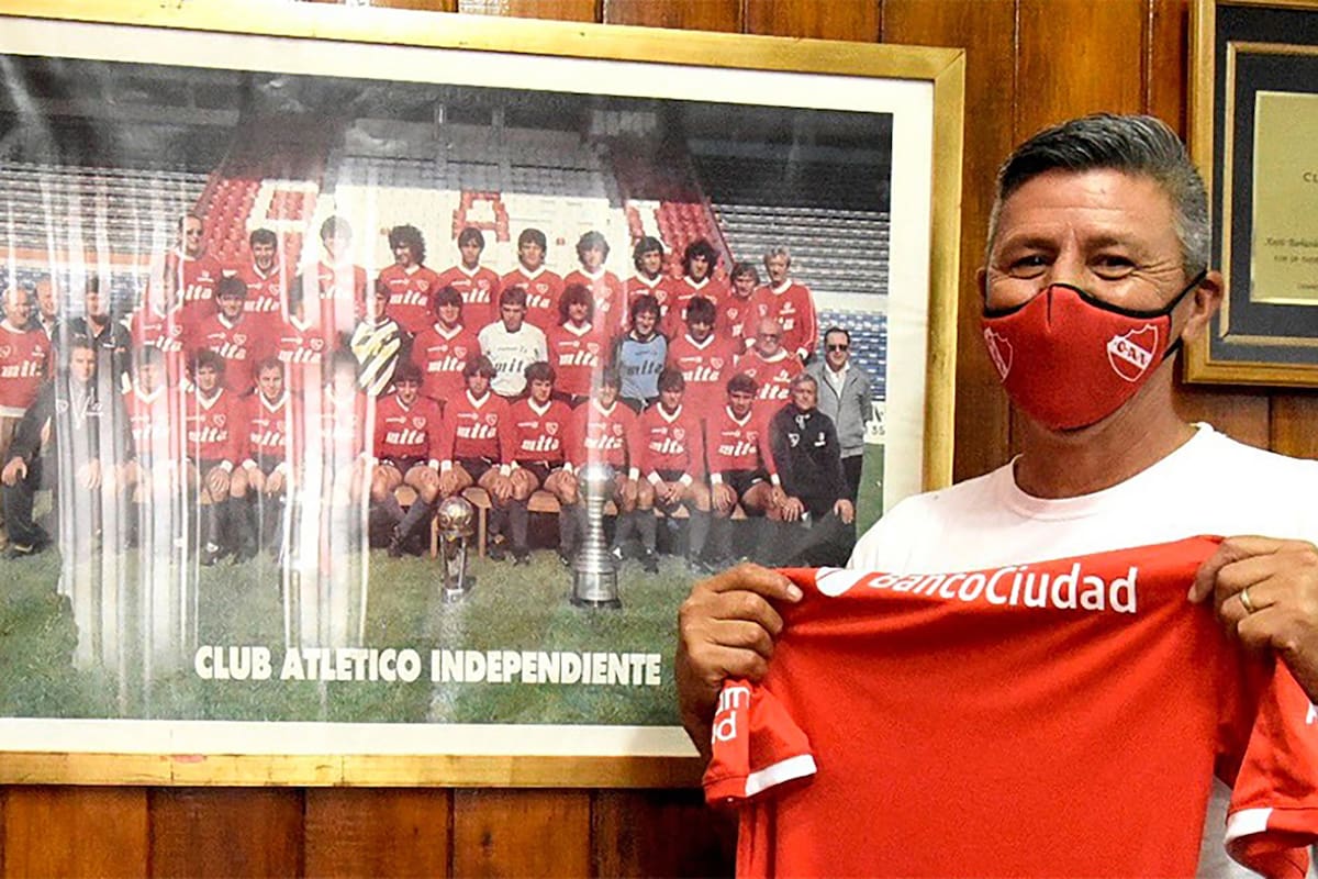 Pedro Damián Monzón será uno de los entrenadores a cargo del equipo de Independiente en el clásico del sábado frente a Racing ante la baja de Julio César Falcioni, que tiene Covid-19