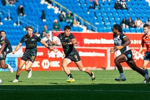 Pedro de Haro maneja la pelota durante el encuentro entre los Pumas 7s y Fiji, en el Seven de Nueva York