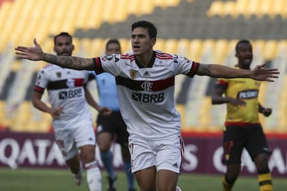 Pedro, delantero de Flamengo, acaba de convertir el primer gol de su equipo frente a Barcelona, de Ecuador, en Guayaquil.