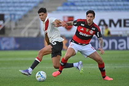 Pedro, delantero de Flamengo, deja en el camino a Lautaro Rivero