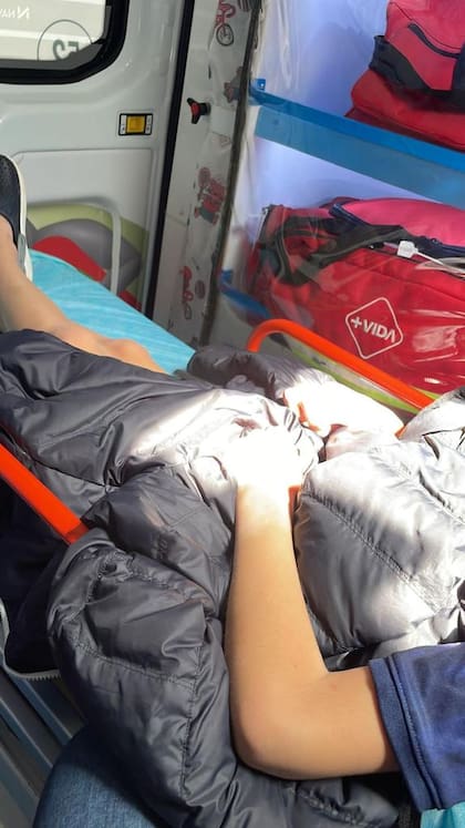 Pedro, el día en que fue trasladado en ambulancia, junto a su mamá, a la clínica.
