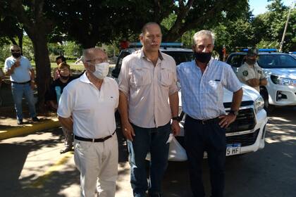 Pedro Fernández Llorente (SRA), el ministro Berni y Walter Malfatto (FAA) en la entrega de patrulleros nuevos para seguridad rural en Bragado