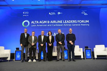 Pedro Heilbron (Copa), Holger Paulmann (SKY), Roberto Alvo (LATAM), Gabriela Frías (CNN), Estuardo Ortiz (Jetsmart), y Frederico Pedreira (Avianca)